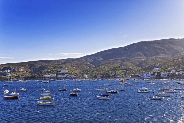 Cadaques přístav a město pohled v létě — Stock fotografie