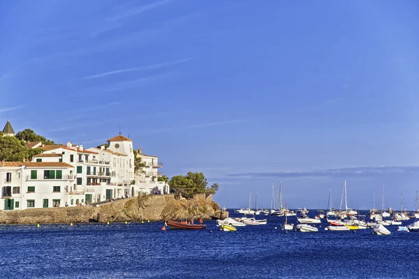 Cadaques város és kikötő a nyári — Stock Fotó