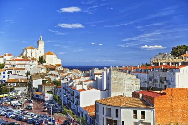 Allmänna uppfattningen av Cadaqués och staden parkering i sommar — Stockfoto