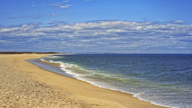 Okyanus kıyısında ve NYC görünümünden Sandy Hook