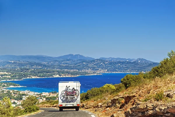 Caravane sur la route au bord de la Méditerranée — Photo