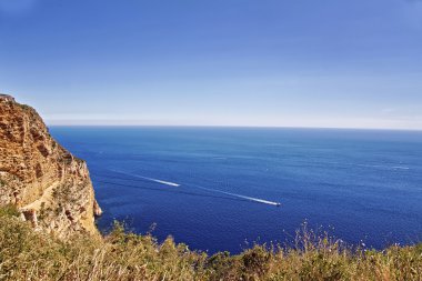 yüksek rock için mavi deniz manzaralı