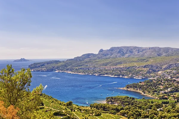 Bahía del mar Mediterráneo cerca de Cassis, vista de la Provenza desde las montañas — Foto de Stock