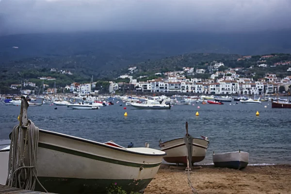 Boats on the beach and view of Cadaques in summer — Stock Fotó