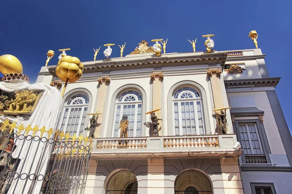 Frontispicio del teatro-museo Dalí en Figueres — Foto de Stock