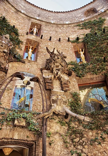 Parede no pátio interno do teatro-museu Dali em Figueres — Fotografia de Stock