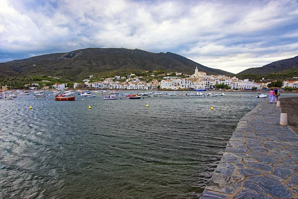 Általános nézet Cadaques rakpart és a kikötő, nyáron — Stock Fotó