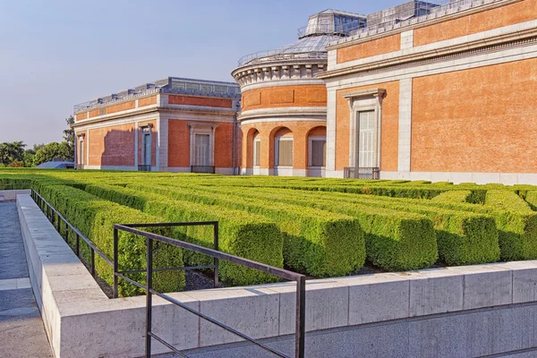 Pequeno parque verde e Museu do Prado em Madrid — Fotografia de Stock