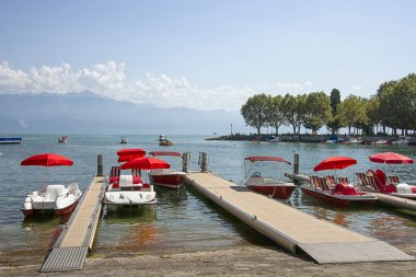 Geneva Gölü bay Harbor Lozan'da, Switzerlan kırmızı katamaran