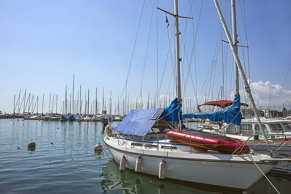 Lodě v přístavu v Ženevské jezero bay harbor v Lausanne, šv — Stock fotografie