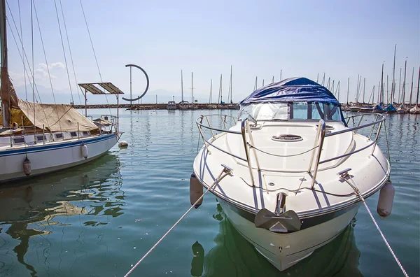 Marina in Geneva lake bay harbor in Lausanne, Switzerland — Stock fotografie