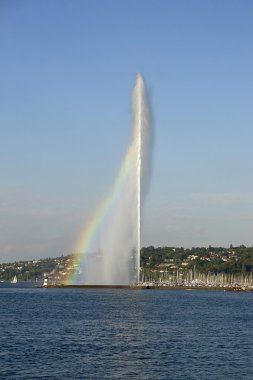 Yaz aylarında bir gökkuşağı ile Cenevre Jet d eau