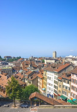 Lausanne siluetinin görünümüne Cenevre Gölü yaz aylarında