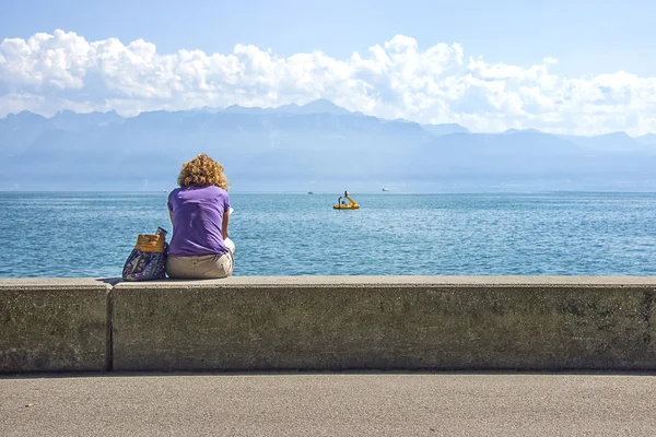 Seorang wanita di Lausanne quay dari Geneva Lake di musim panas — Stok Foto