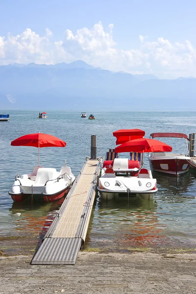 Rode catamarans in Genève meer bay harbor in Lausanne, Switzerlan — Stockfoto