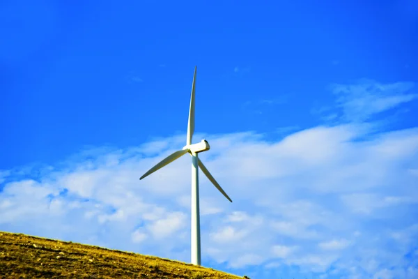 Wind turbine in front of blue sky — Stock Photo, Image