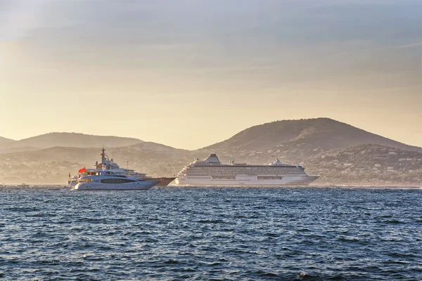 Cruise vonalhajózási and luxus jachtok, Saint Tropez kikötő — Stock Fotó