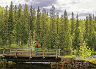 Erkekler sırt çantası ve kamera fotoğraf Smartphone'da yapma