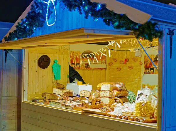 Weihnachtsmarkt-Kiosk mit vielen Köstlichkeiten der heimischen Küche — Stockfoto