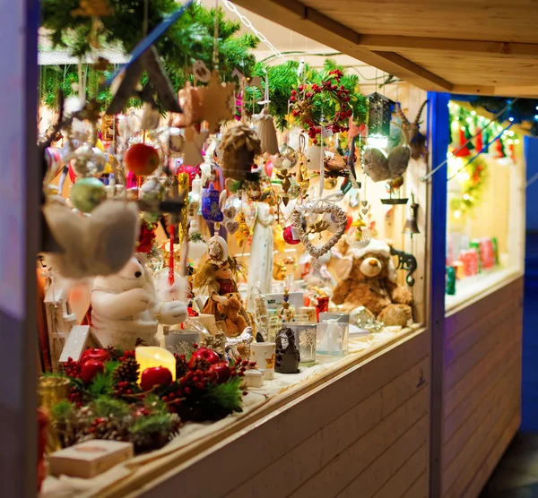 Productos de Navidad tradicionales exhibidos para la venta en una Navidad Ma — Foto de Stock