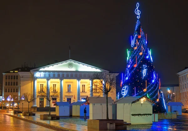 Mercado tradicional de Navidad en el Ayuntamiento de Vilna en la noche de Navidad. Lituania, Europa —  Fotos de Stock