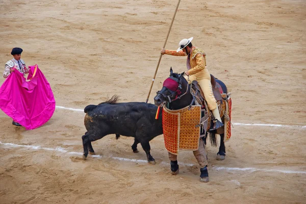 Bika támad a matador (matadort, amikor) során a a bikaviadalt — Stock Fotó