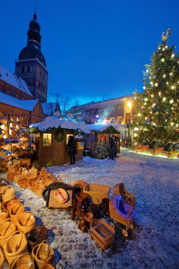 Büyük Noel pazarı ve ışıklı ağaç