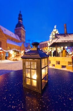 Noel pazarı girişinin önünde el feneri