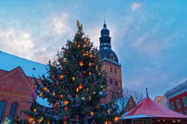 Işıklı Noel ağacı Noel piyasada Riga'da aydınlatılmış