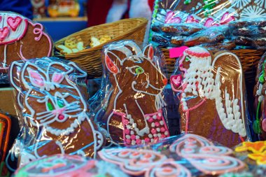 Ev yapımı gingerbread çerezleri farklı boyut ve s buzlanma ile