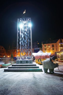 Noel ağacı Noel piyasada dekore edilmiş