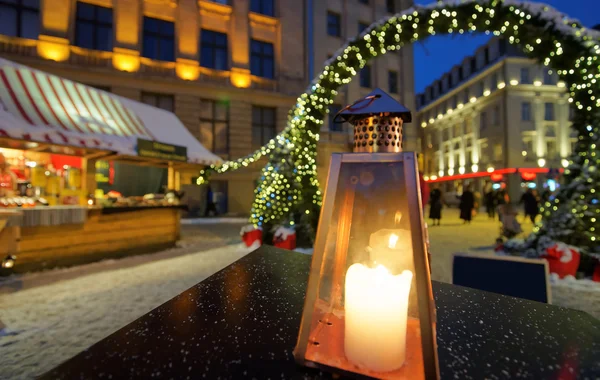 Linterna en frente de la entrada al mercado de Navidad —  Fotos de Stock