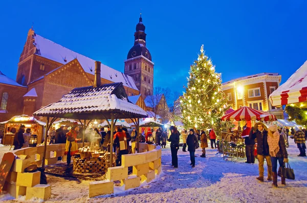 Mensen genieten van kerstmarkt in Riga — Stockfoto