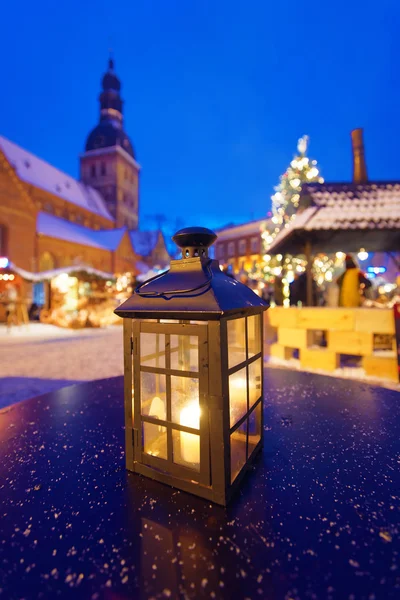Lanterna de mão em frente à entrada para o mercado de Natal — Fotografia de Stock