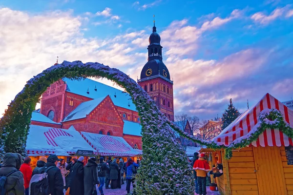 Kimliği belirsiz bir grup insan zevk Noel pazarı — Stok fotoğraf