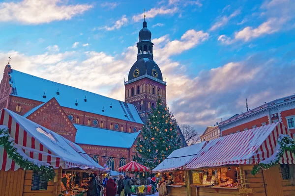 Mercado de Natal em Riga cheio de uma atmosfera única e sur — Fotografia de Stock