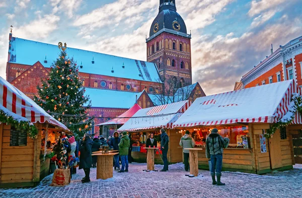 Mercado de hristmas en la plaza Dome en Old Riga (Litvia ). —  Fotos de Stock