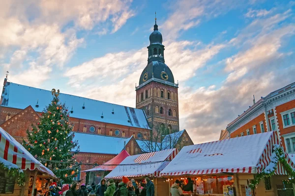 Mercado de hristmas na Praça Dome em Old Riga (Litvia ). — Fotografia de Stock