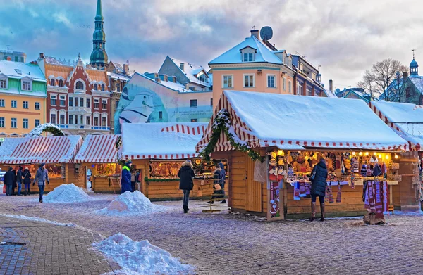 Tradycyjne Europejskiej Jarmark Bożonarodzeniowy w pobliżu Katedra w Rydze — Zdjęcie stockowe