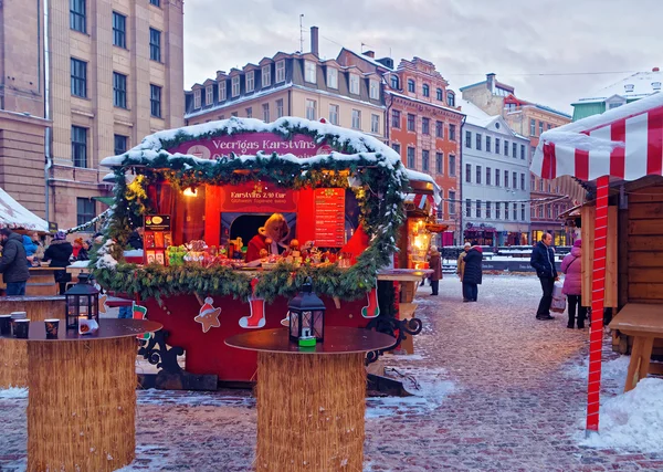 Kerstmis eerlijke kiosken ingericht in schemerlicht — Stockfoto