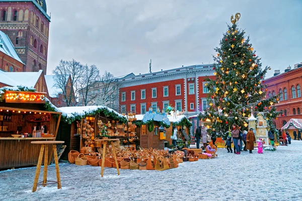 Europese Kerstmarkt kraampjes in oude Riga — Stockfoto