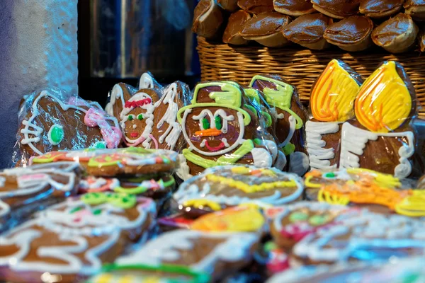 Pepparkaksgubbe och andra traditionella souvenirer på europeisk — Stockfoto