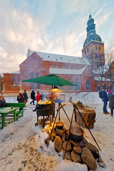 Los turistas disfrutan del mercado navideño en el centro de la ciudad —  Fotos de Stock