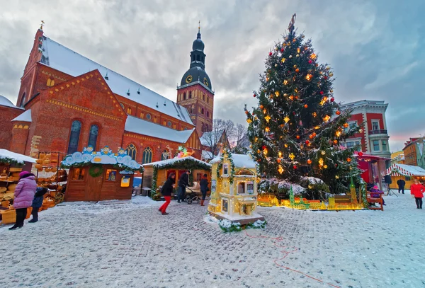 Tradiční Evropský vánoční trh v Rize Dome náměstí — Stock fotografie