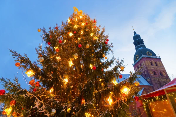 Kerstboom in Riga kerstmarkt — Stockfoto