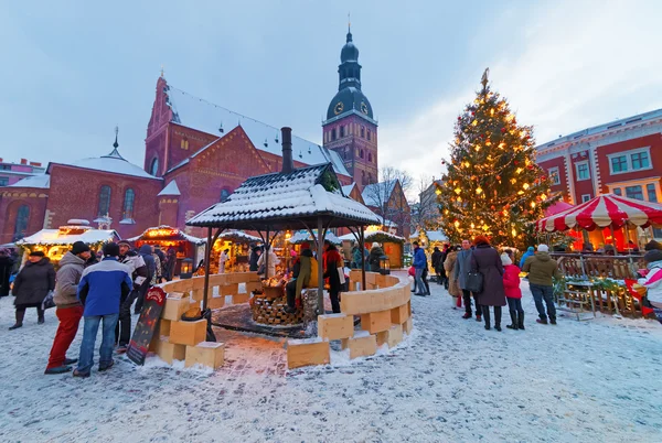 Group of people enjoy Christmas market — Stockfoto