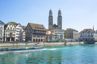 Zürih şehir merkezine, Grossmunster ve Limmat quay içinde yaz