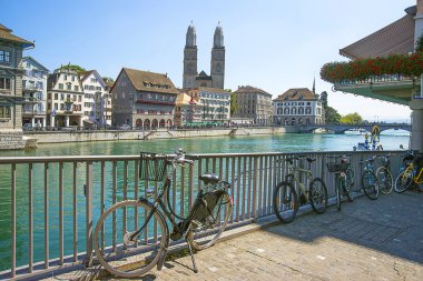 Zürih şehir merkezine, Grossmunster, Bisiklet ve Limmat quay SÜ