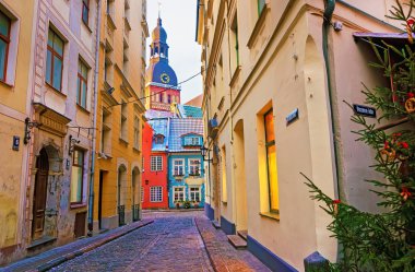 Old Riga St. Peter Kilisesi önde gelen dar sokak
