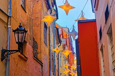 Riga eski kesiminde ışıklı sokak